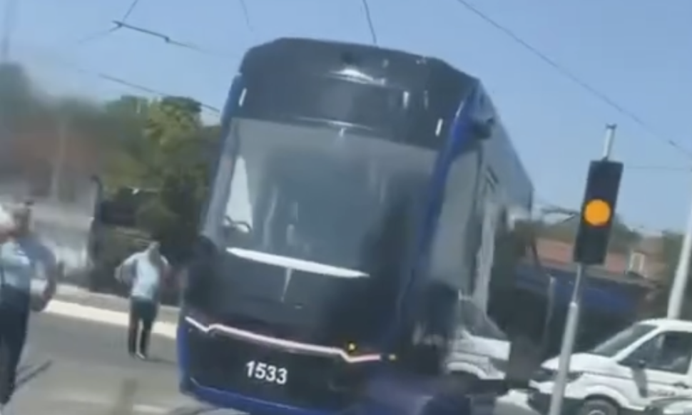 ŠOK SCENA! NOVI TRAMVAJ ISKLIZNUO SA ŠINA Stvaraju se zastoji na Autokomandi (VIDEO)