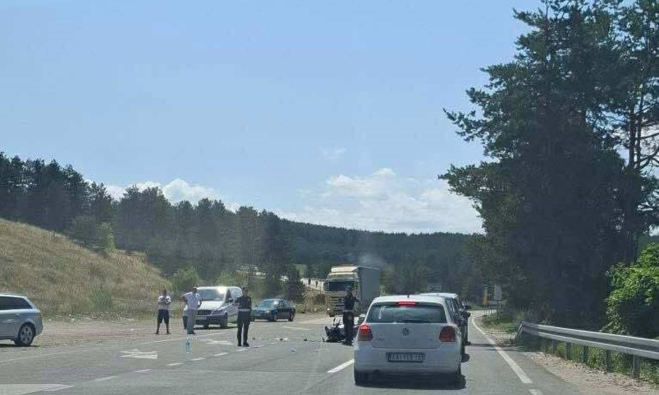 UDES NA PUTU KOD ZLATIBORA Saobraćaj se odvija otežano, delovi motora rasuti po drumu (FOTO)