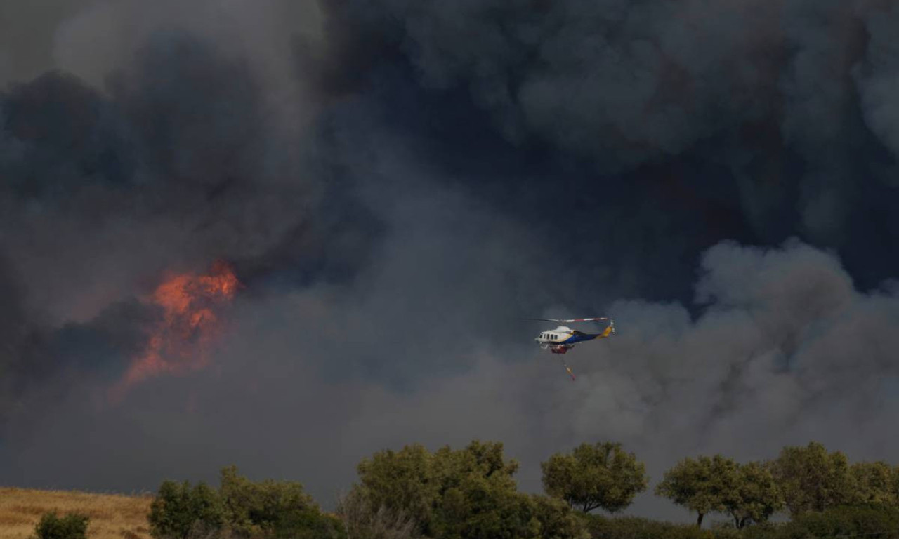 GRČKA PONOVO GORI! Vatra guta kuće, nebo se ne vidi od dima, ljudi manito beže: "Dvaput sam zamalo izgoreo" (FOTO+VIDEO)