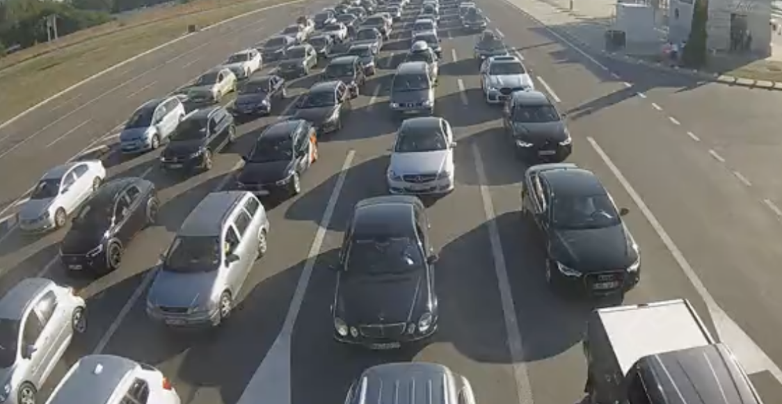 PAKAO NA GRANIČNIM PRELAZIMA Vozači čekaju duže od tri sata na + 40