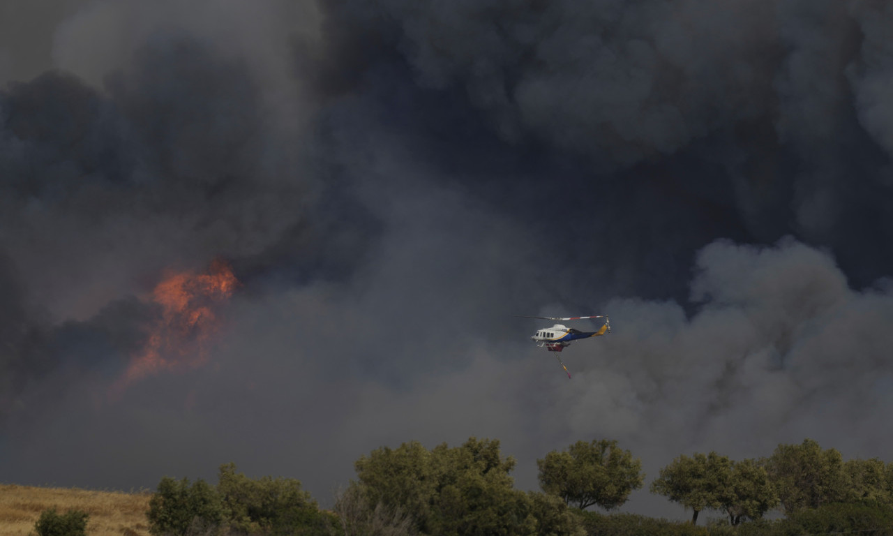 DRAMA U ITALIJI! Zastrašujući požari nadomak Vezuva, eruptirala Etna, dim se vidi iz drevnog grada! (VIDEO)