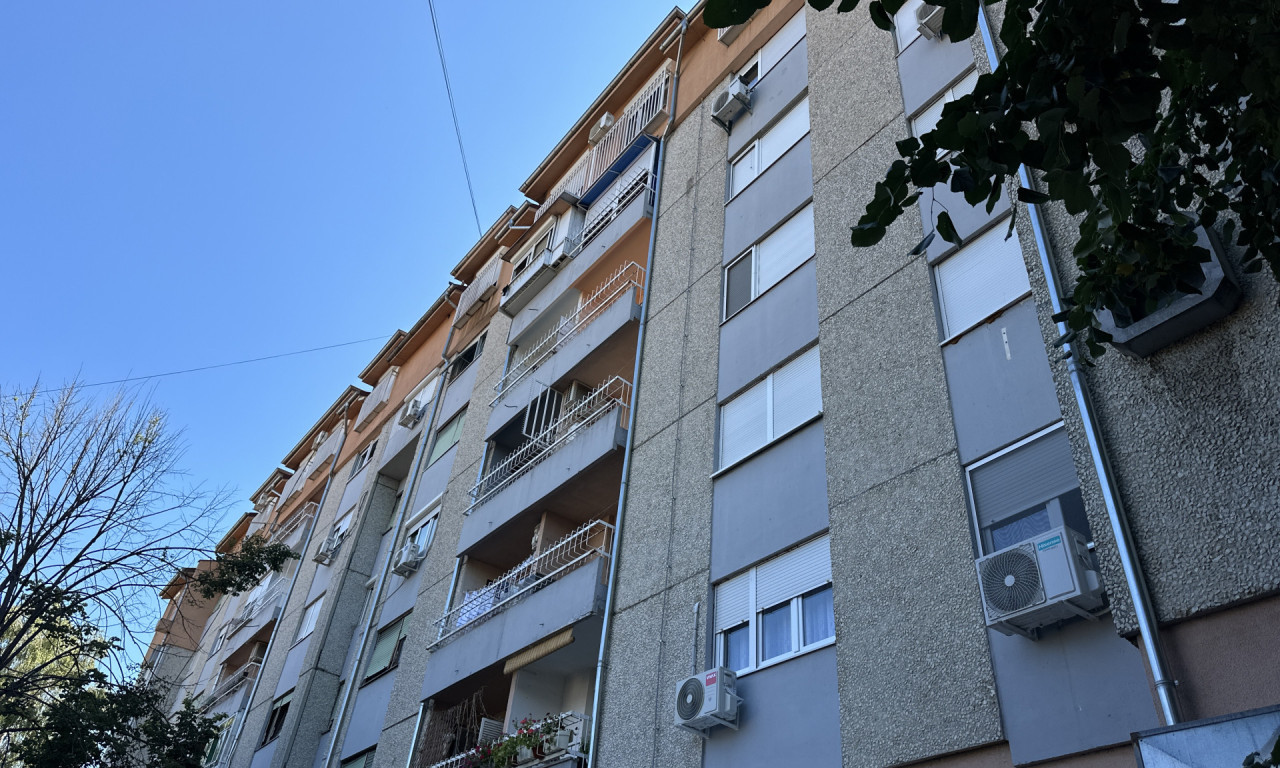 PRONAĐENO TELO U FAZI RASPADANJA U ČAČKU Komšije osetile nesnosan smrad i pozvale policiju (FOTO)