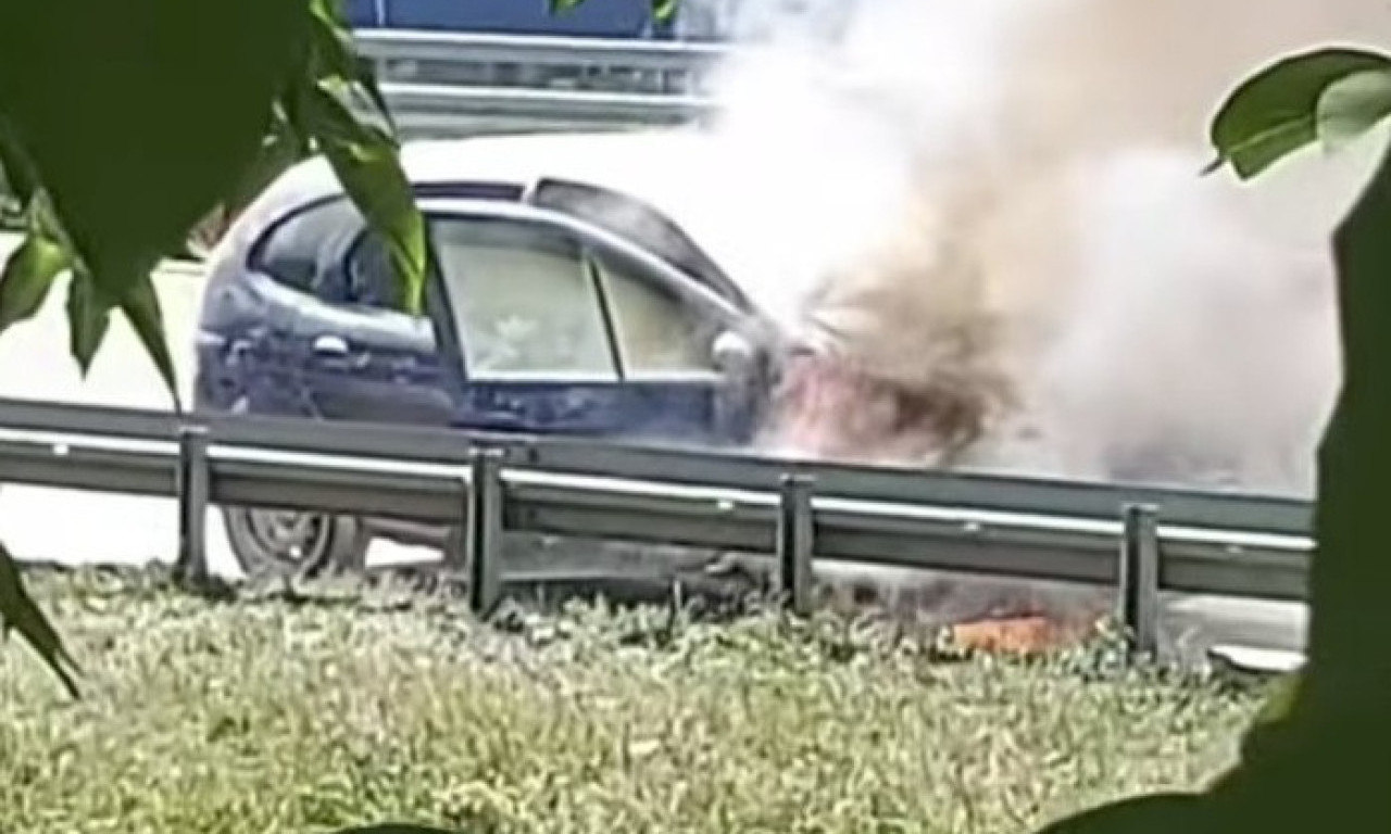OD DIMA SE NE VIDI NI PRST PRED OKOM Gori automobil na auto-putu, građani pritekli u pomoć (FOTO/VIDEO)
