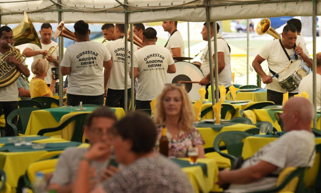 KAFA 200, PIVO 400, KILOGRAM VRUĆE PRASETINE 3.500 DINARA  Ovo su cene na Saboru trubača u Guči (FOTO)