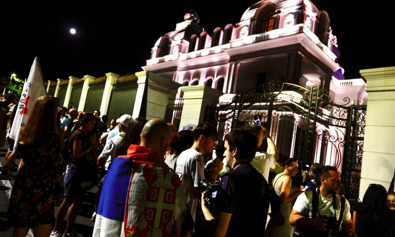 GRUPA GRAĐANA IZ TZV. ZBOROVA ISPRED KUĆE U KOJOJ ŽIVI ANA BRNABIĆ Evo šta se dešava (FOTO+VIDEO)