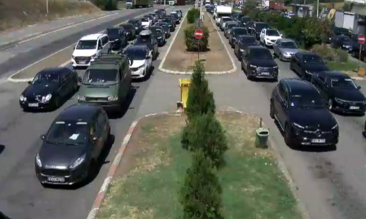 KILOMETARSKE GUŽVE NA GRANIČNIM PRELAZIMA Automobili mile, kolona se jedva pomera - evo gde je najkritičnije (FOTO)