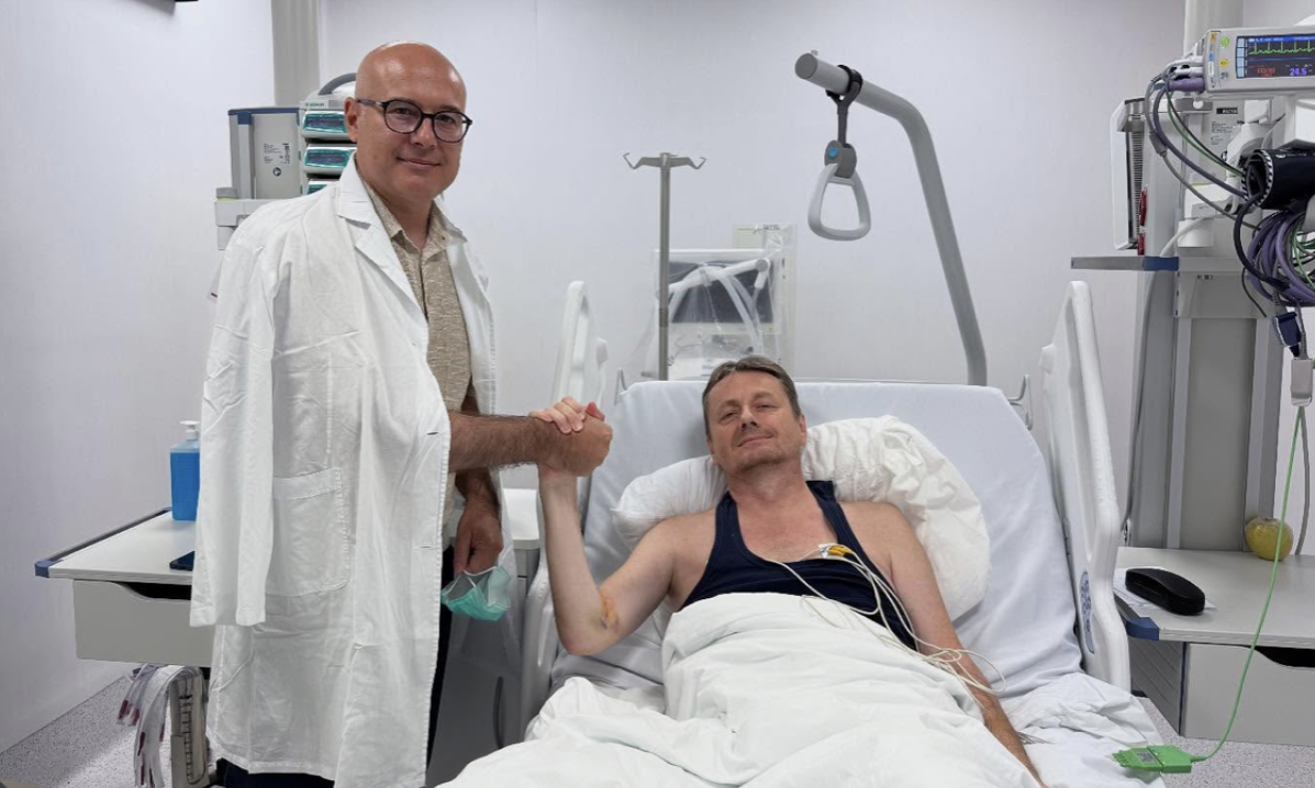 NAJNOVIJA SLIKA DARKA GLIŠIĆA IZ BOLNICE Vučević mu stigao u posetu, pa podelio snažne reči (FOTO)