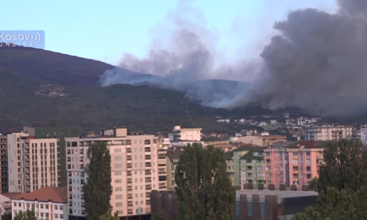 VELIKI POŽAR U JUŽNOJ MITROVICI Proširio se celom dužinom naselja! (VIDEO)