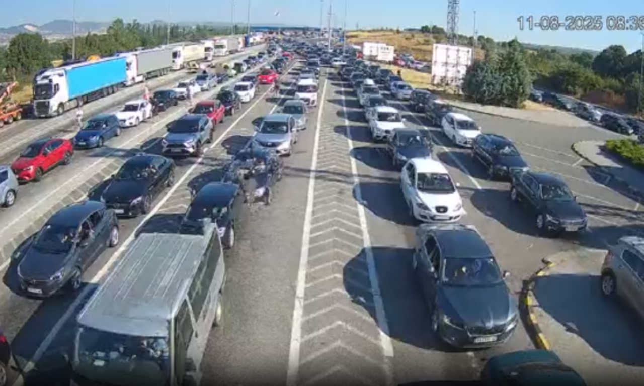 NAORUŽAJTE SE STRPLJENJEM: Putnička vozila na Preševu na izlazu čekaju 40, na Gradini na izlazu 30, na ulazu 50