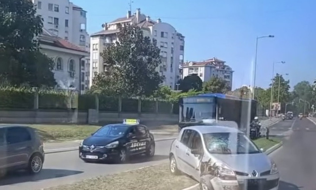 TEŠKA SAOBRAĆAJKA U BEOGRADU Automobil završio u suprotnoj traci u Radničkoj ulici, stvaraju se zastoji (VIDEO)
