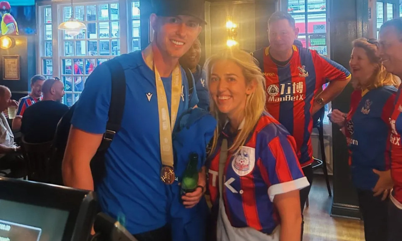 HEROJ NA TERENU I VAN NJEGA Henderson doneo trofej Kristal Palasu pa častio navijače u pabu!