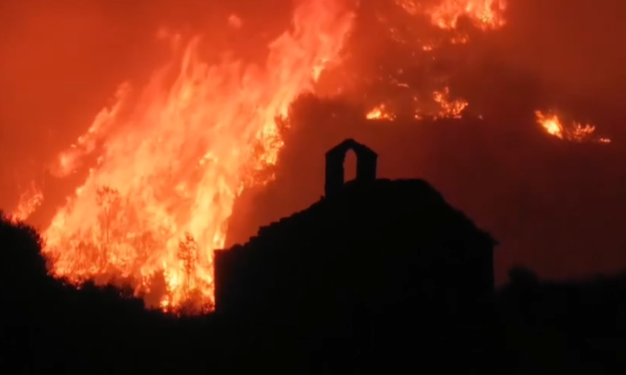 IZGORELA CRKVA U CRNOJ GORI! Prvi dron snimci u trenutku kada je sve gorelo - svetinja nije izdržala plamen (VIDEO)