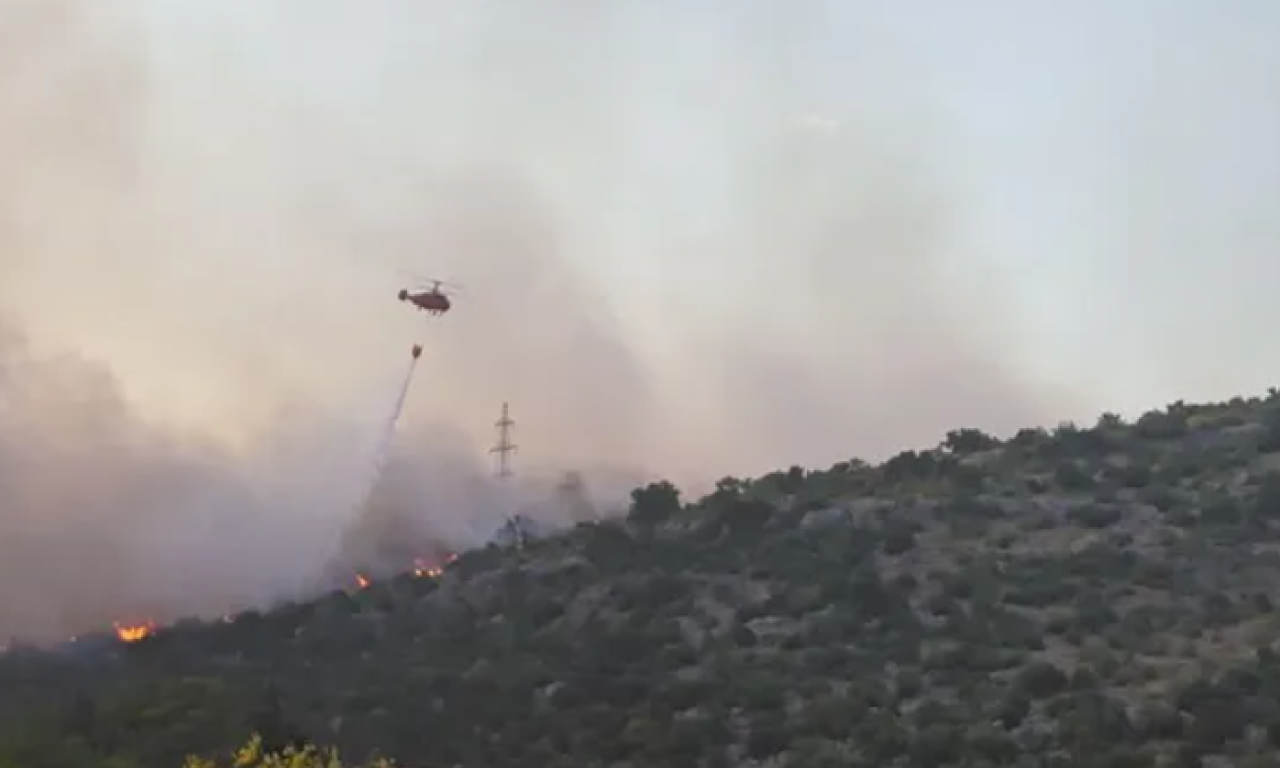 NAŠ HELIKOPTER U GROTLU POŽARA U CRNOJ GORI! MUP otkrio na kojoj poziciji se nalazi: "Iz vazduha se borimo" (VIDEO)