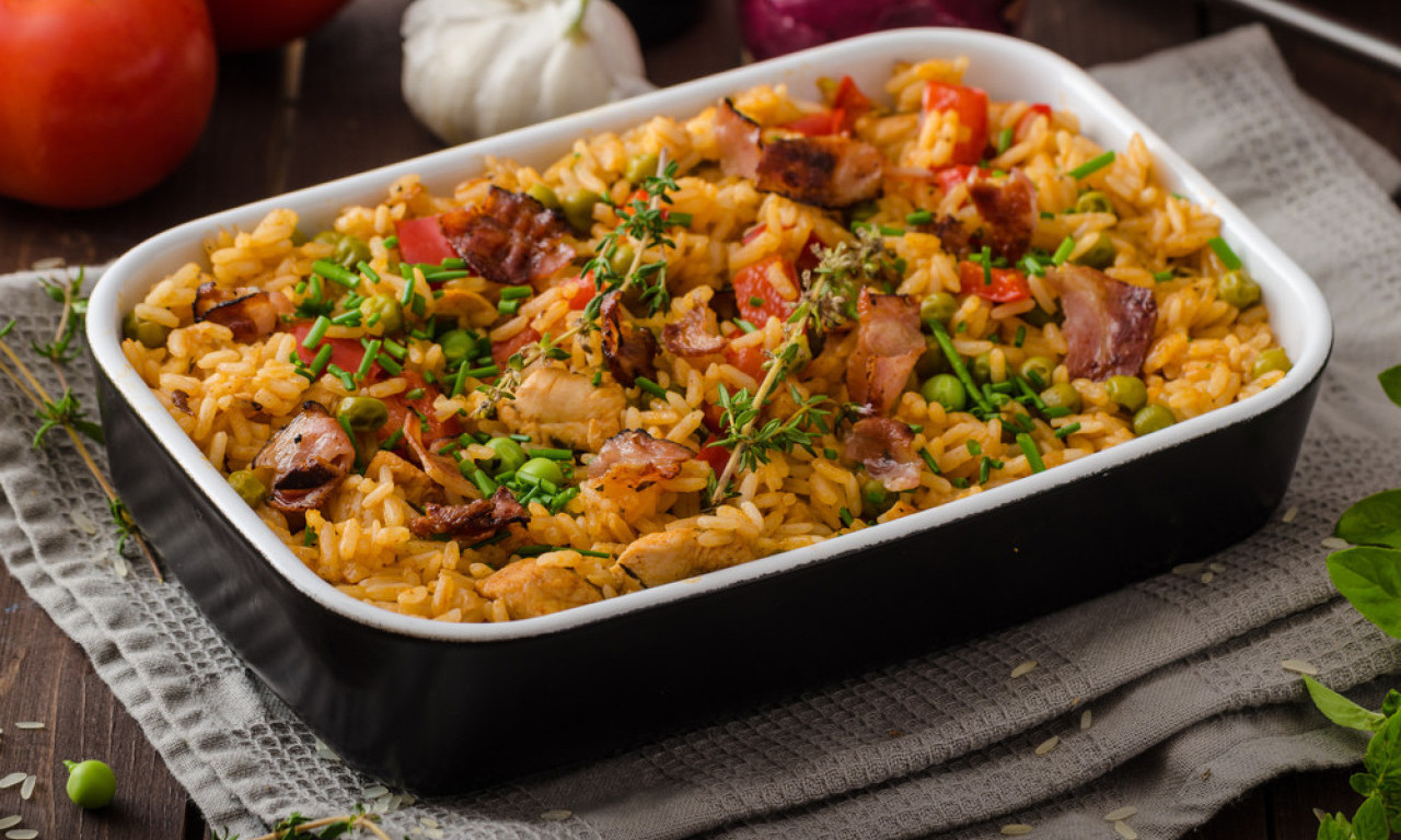 ŠTO VOLIM DOBAR ĐUVEČ! Recept za tepsiju punu mesa, kobasica i mirisa koji osvaja