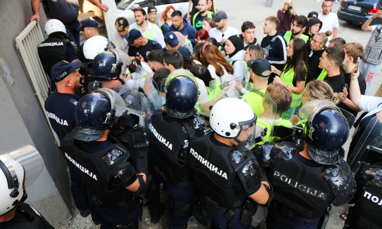 NAPETO U NOVOM PAZARU Umalo blokirali sud! Sramno ponašanje blokadera, intervenisala policija (FOTO+VIDEO)