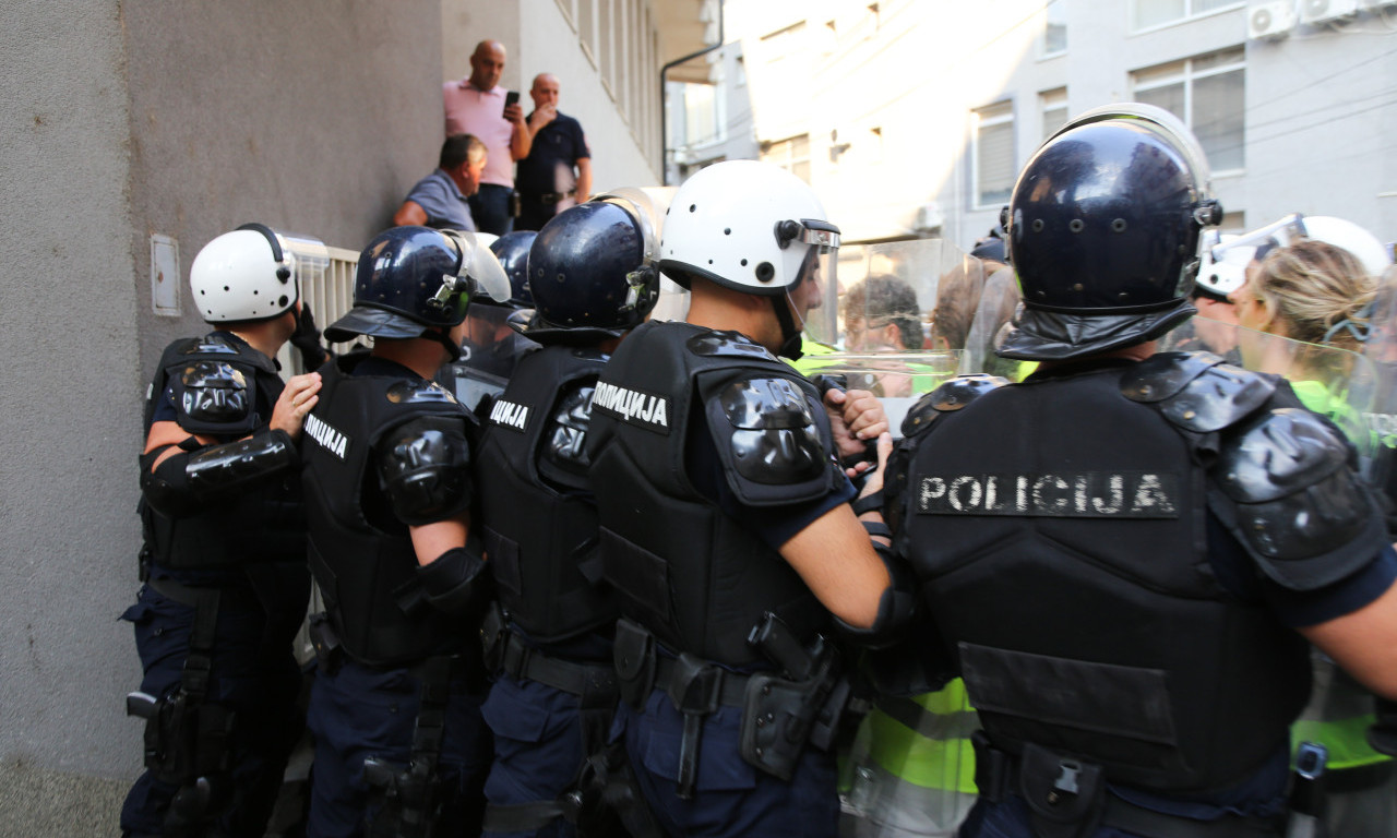 SPREČAVALI LJUDE DA DOĐU NA POSAO Hitna reakcija MUP-a zbog protesta u Novom Pazaru i guranju sa blokaderima