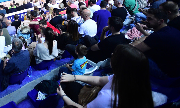 PUCNJAVA USRED MEČA NA SVETSKOM PRVENSTVU Žestoka panika: Sportisti bežali, navijači padali na pod! (VIDEO)