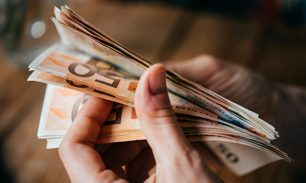 UVODI SE OBAVEZAN PRAZNIČNI BONUS ZA RADNIKE U komšiluku se donosi novi zakon - pred Božić im leže novac