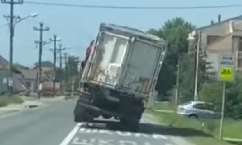 NE BRINI, PRIJATELJU, JA ĆU DA BALANSIRAM... Ljudi gledaju i ne veruju! Pogledajte scenu na putu ka Šapcu (VIDEO)