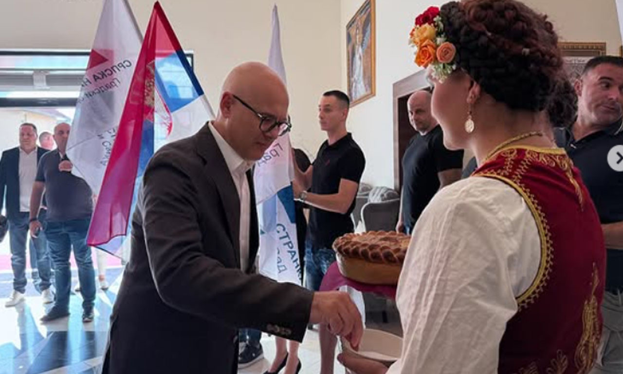 VUČEVIĆ POSETIO VETERNIK I GRAĐANIMA PORUČIO SAMO JEDNO: " Moramo da budemo..." (FOTO)