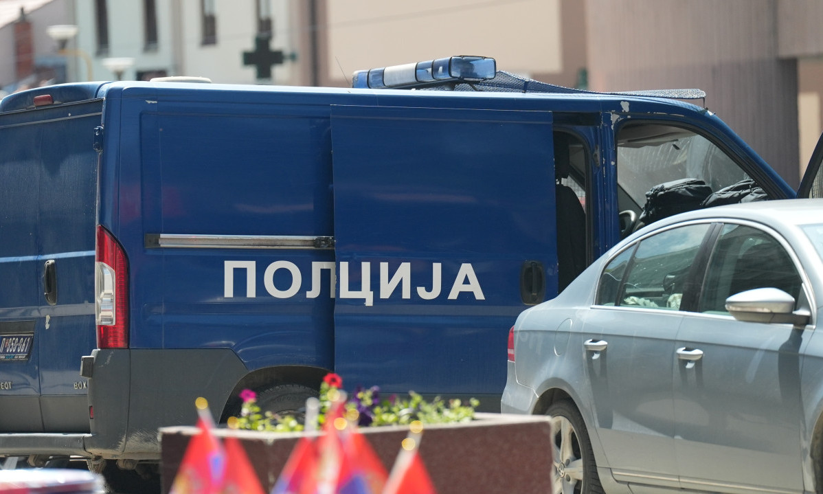 PIJAN PRETIO ŽENI DA ĆE JE UBITI Uleteo za njom u autobus, pa naravio haos, građani pozvali policiju