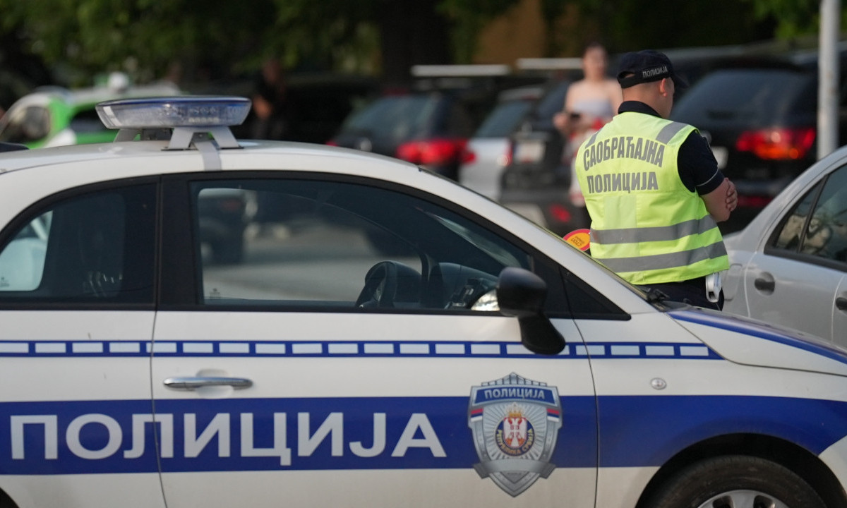 SAOBRAĆAJKA KOD KRALJEVA Delovi automobila rasuti po putu, saobraćaj usporen (FOTO)