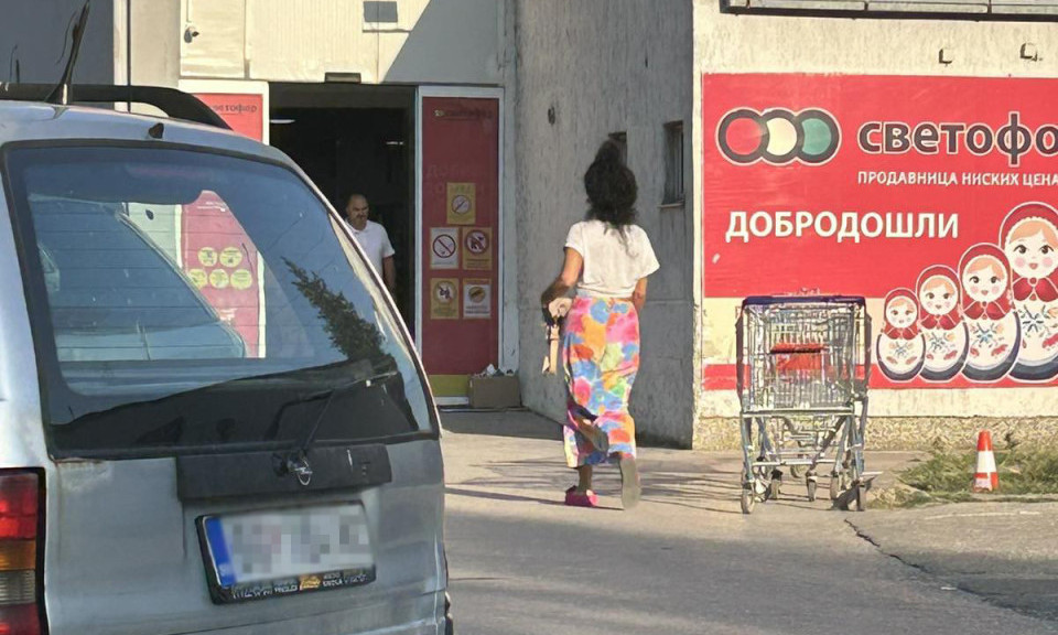 LIDIJA VUKIĆEVIĆ KUPUJE GDE I SIROTINJA U džipu stigla da pazari najjeftiniju robu (FOTO)