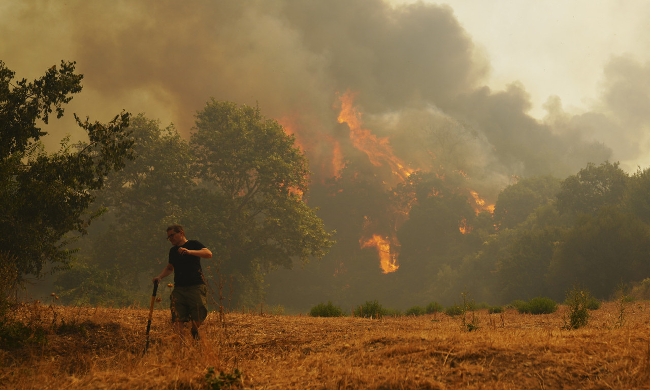 BUKTE NOVI POŽARI U GRČKOJ Avioni i helikopteri gase iz vazduha, na tlu vatrena stihija guta sve pred sobom