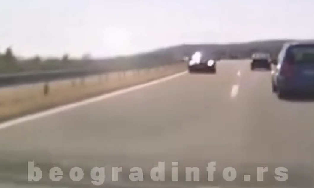 VOZAČ DIVLJA AUTO-PUTEM IZMEĐU NIŠA I VRANJA Ogromnom brzinom vozi u kontra smeru! (VIDEO)