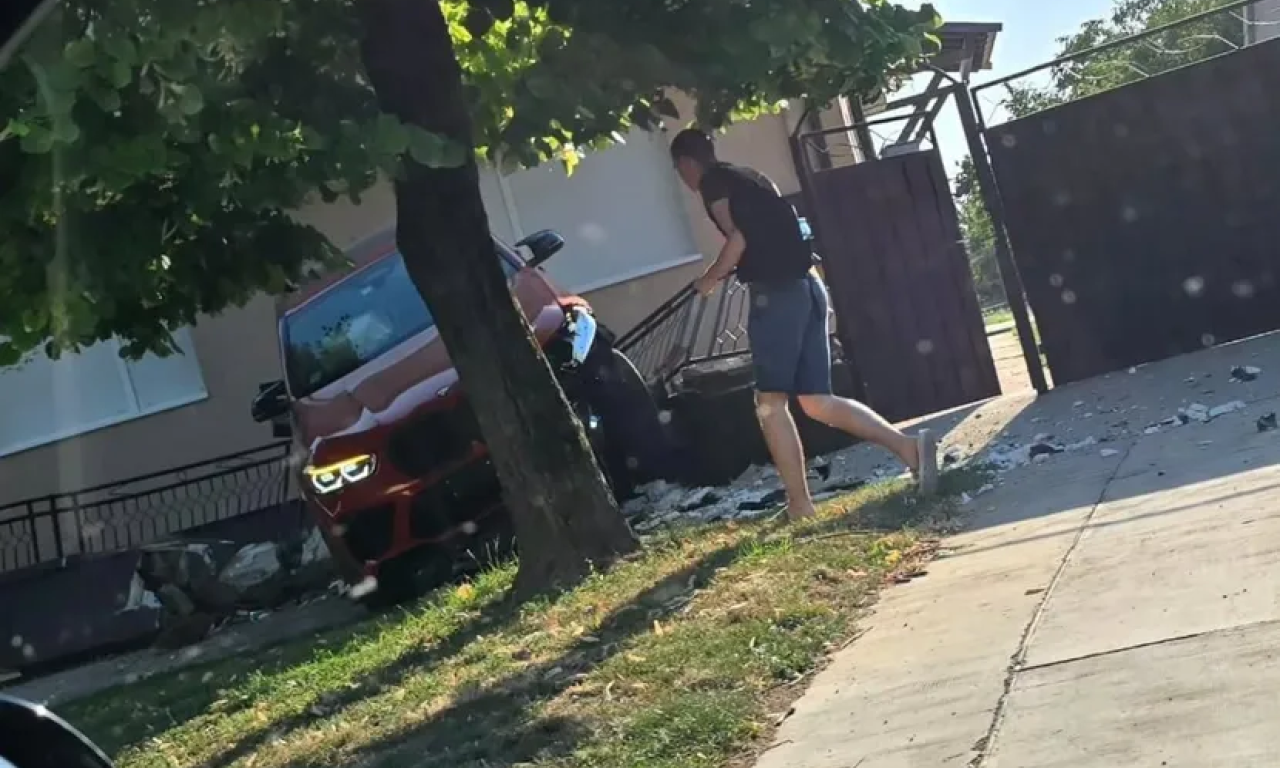 RAZNEO KOMŠIJI OGRADU KADA JE ULETEO U DVORIŠTE Preticao u krivini, a onda završio sa razlupanim vozilom (FOTO)