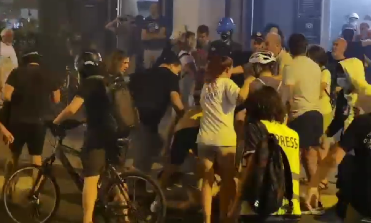 POVREĐEN POLICAJAC U NAPADU HULIGANA Gađali topovskim udarima i bakljama prostorije SNS! (VIDEO)