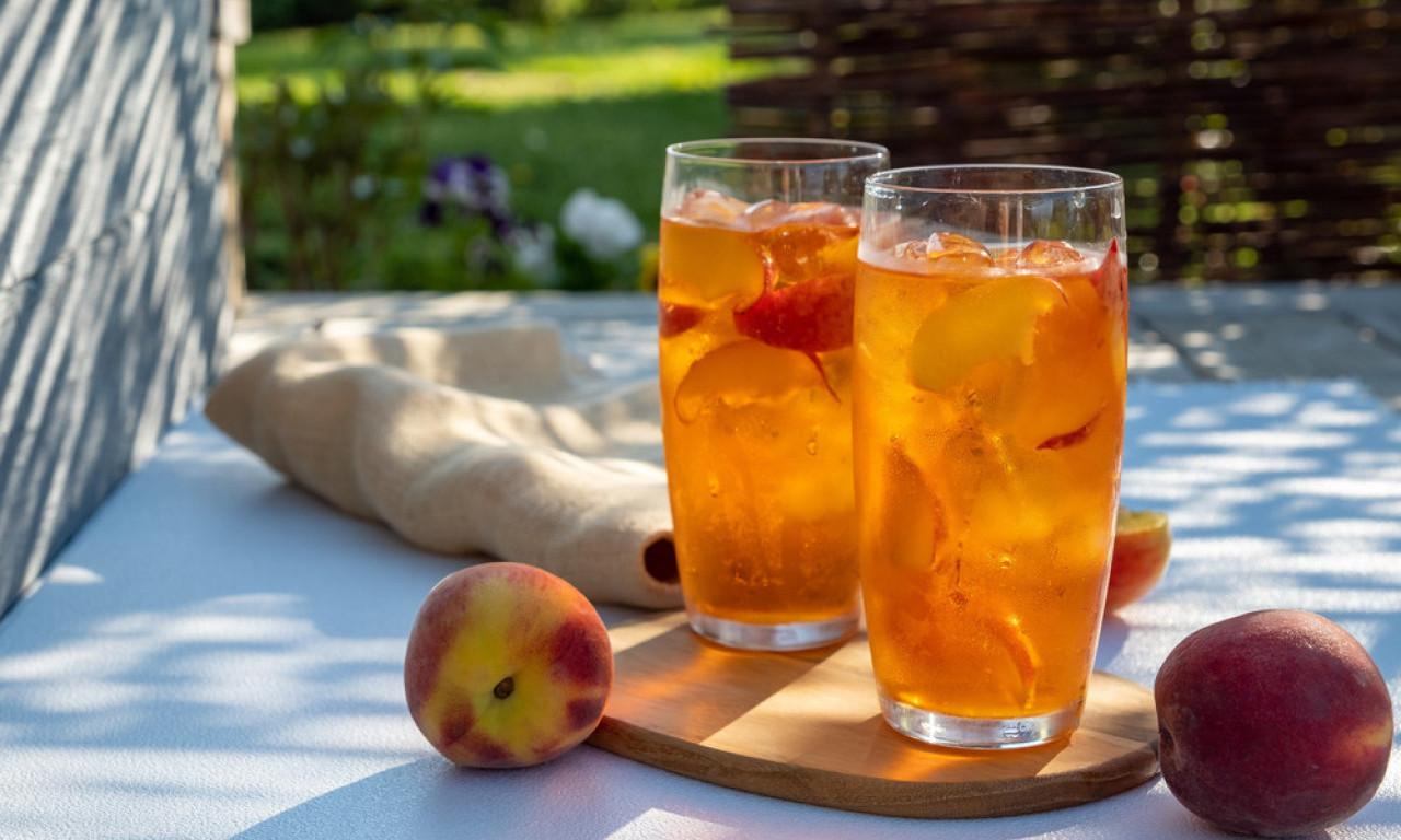 IMAMO RECEPT ZA DOMAĆI LEDENI ČAJ OD BRESKVE Klinci ga obožavaju, nije čudo što je hit na internetu