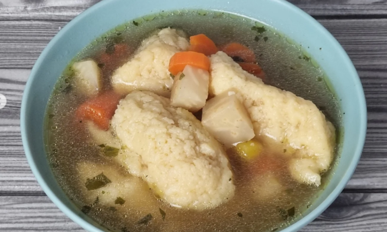 PRAVA LETNJA SUPA S MEKANIM GRIZ KNEDLAMA Ovo prija duši i stomaku...