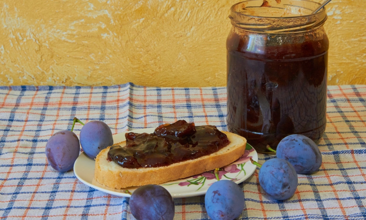 NIŠTA BEZ DOMAĆEG PEKMEZA Starinski recept od zapečenih šljiva sa ljuskom i onaj glatki bez ijedne kožice