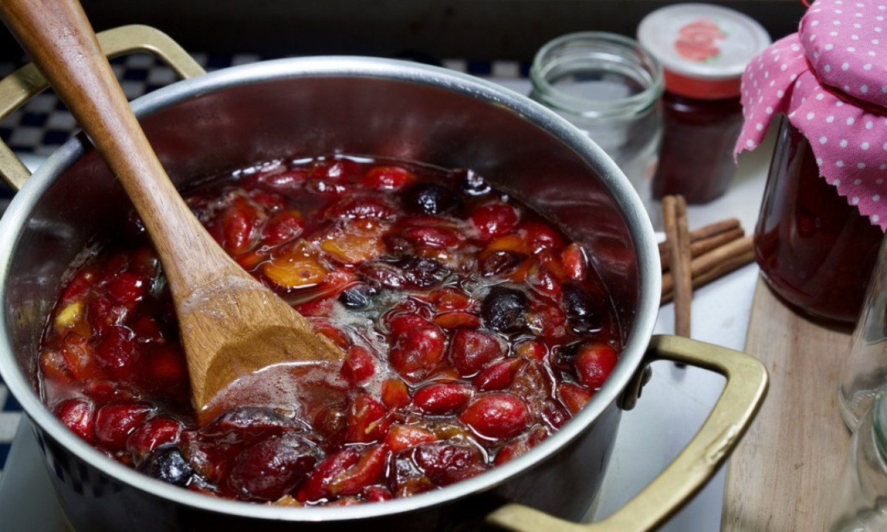 NOVI PRAVILNIK MENJA DŽEM KOJI KUPUJEMO: Evo koliko će voća morati da ima svaka tegla, a pravila važe od 2028. godine