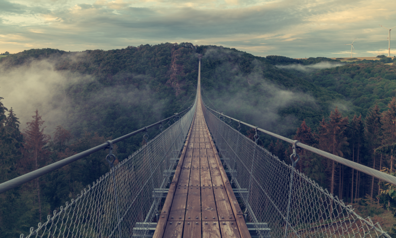 GRADONAČELNIK POGINUO U NESREĆI Pao sa visećeg mosta!