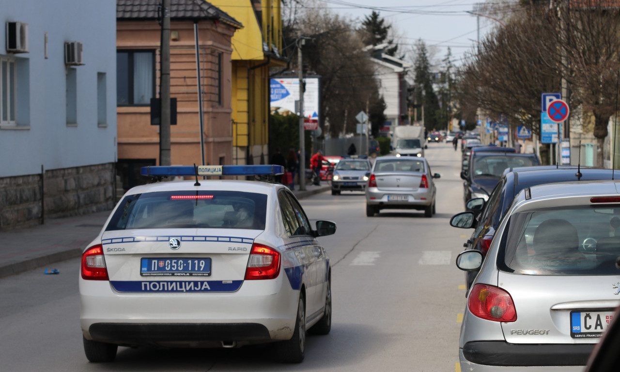 AUTOMOBIL ULETEO U PRODAVNICU U LAZAREVCU Strašan snimak sa sigurnosnih kamera (VIDEO)