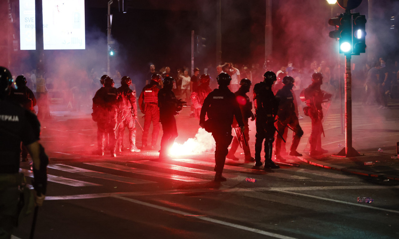HULIGANI KOD GENERALŠTABA NAPALI PRIPADNIKE ŽANDARMERIJE Letele kamenice, flaše i pirotehnička sredstva (FOTO/VIDEO)