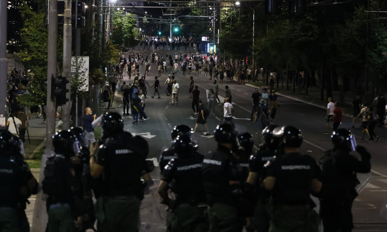 POLICIJA POTISNULA BLOKADERE U BEOGRADU I NOVOM SADU Bačen je i suzavac (FOTO/VIDEO)