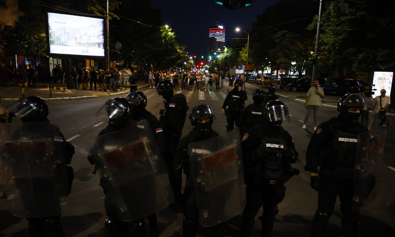 U BEOGRADU SAOBRAĆAJ NORMALIZOVAN Policija potisnula okupljene demonstrante (FOTO)