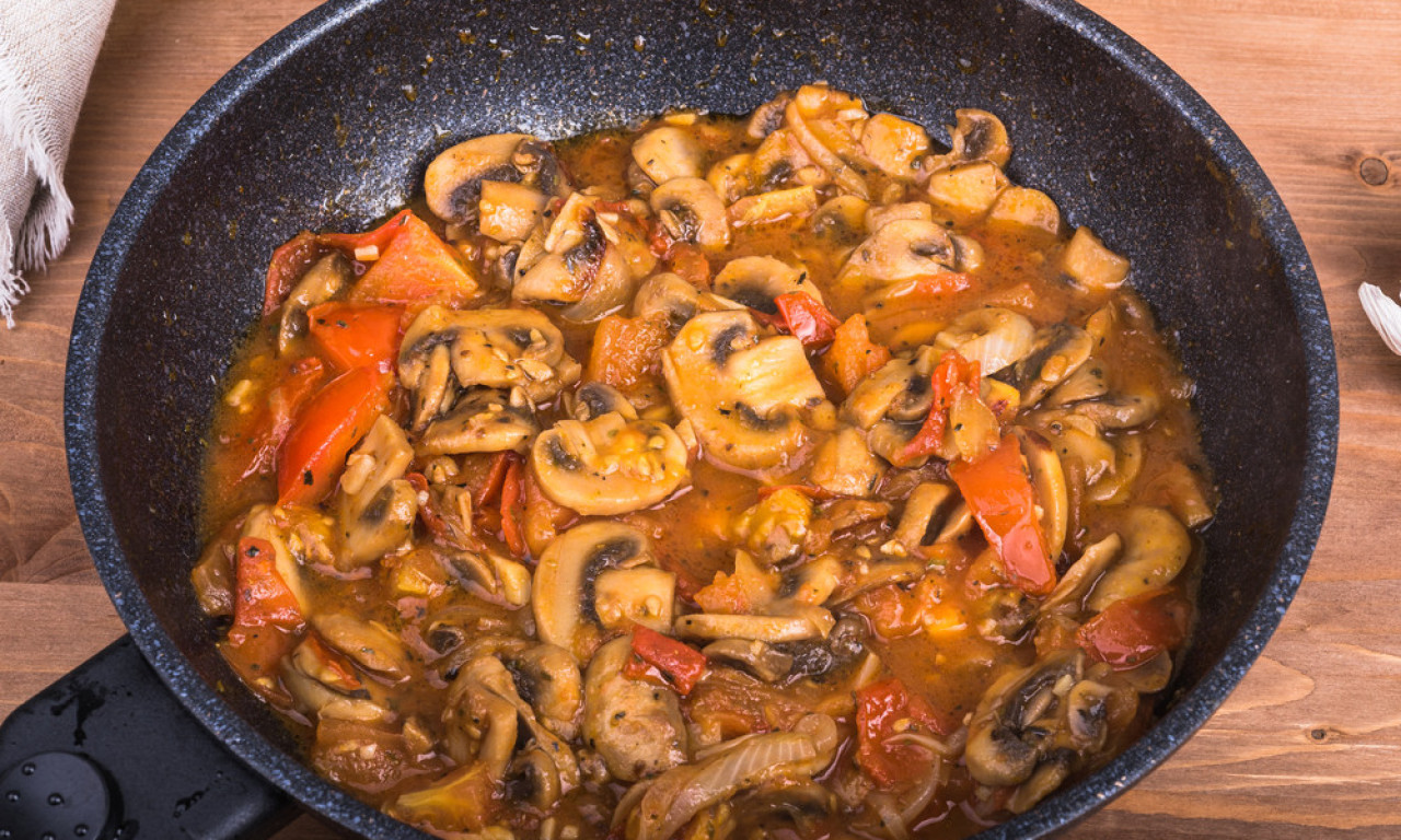 ŠAMPINJONI SA POVRĆEM U TIGANJU Posno, jednostavno i mirisno jelo koje se sprema za 20 minuta