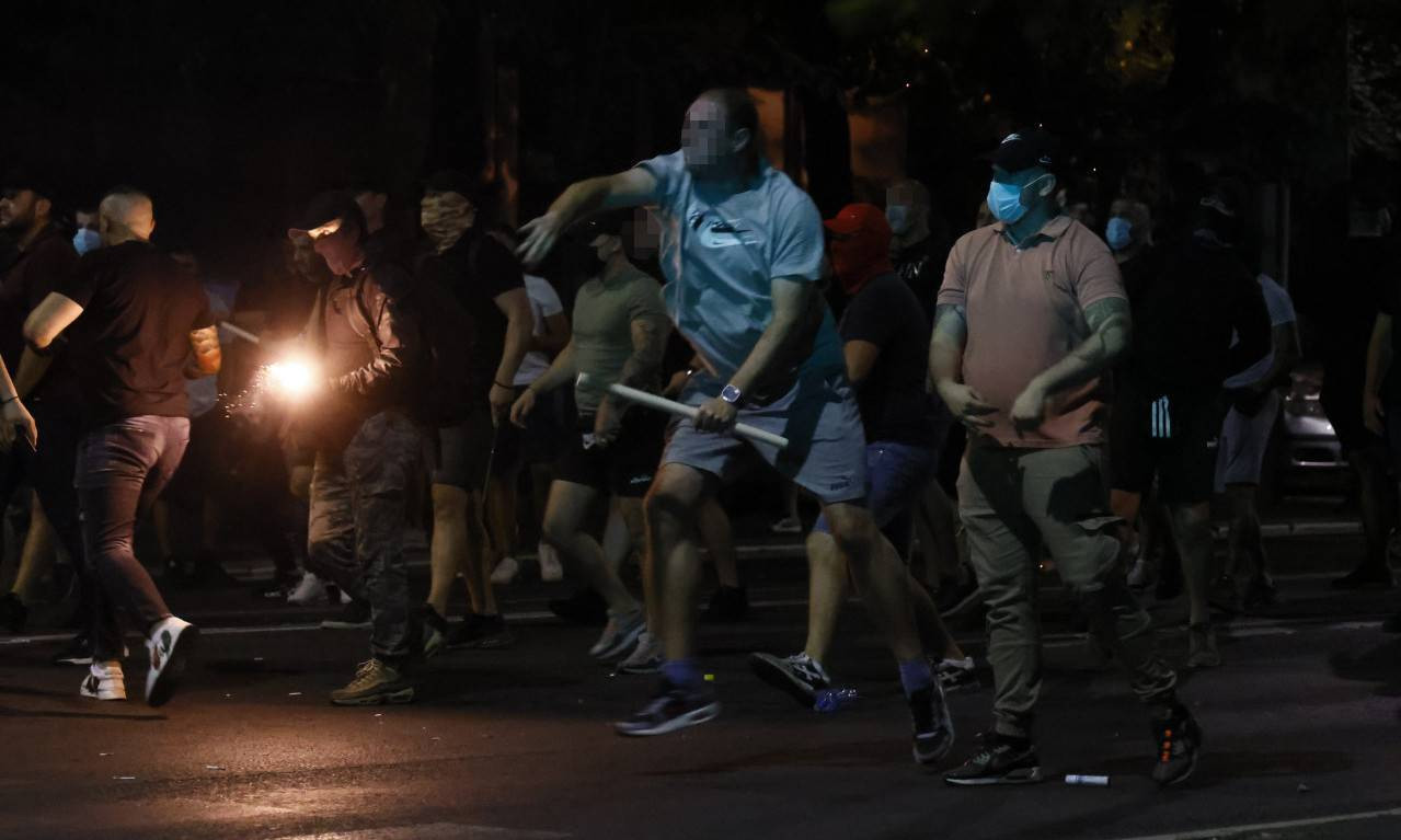 HRVAT NAPAO ŽANDARME U BEOGRADU, POVREĐENA 42 POLICAJCA Ministar Dačić otkrio detalje sinoćnjeg nasilja, 37 uhapšenih