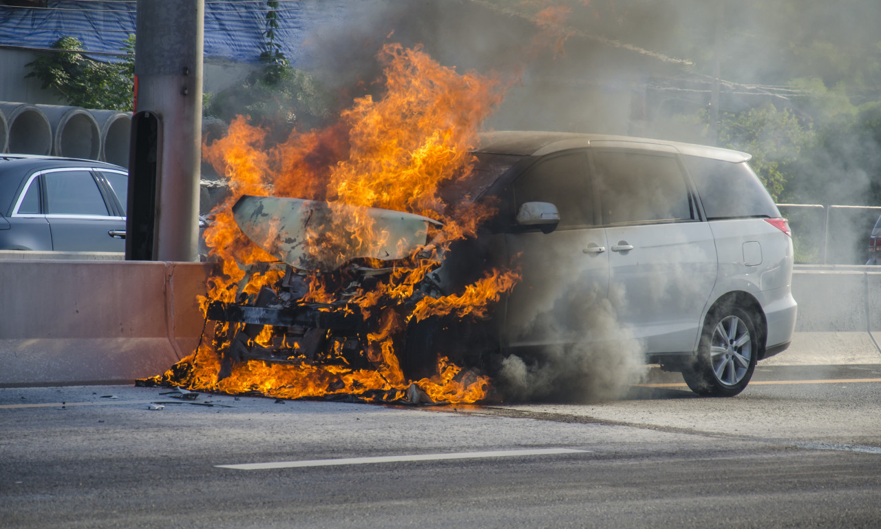 STRAVIČNA BUKTINJA NA KARABURMI Automobil u plamenu nasred ulice (FOTO)
