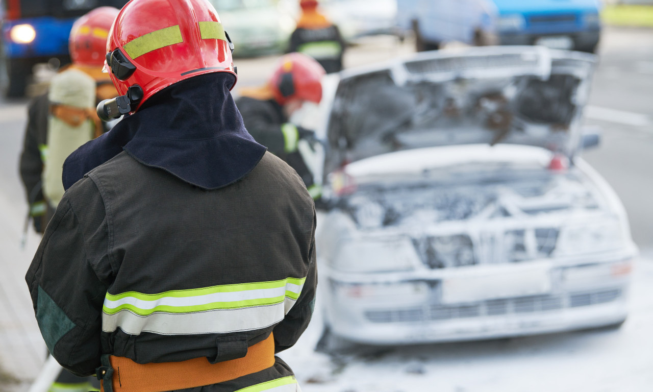 GORE LUKSUZNI AUTOMOBILI POZNATOG PREDUZETNIKA Veliki požar kod Požege, crni dim kulja iznad garaže