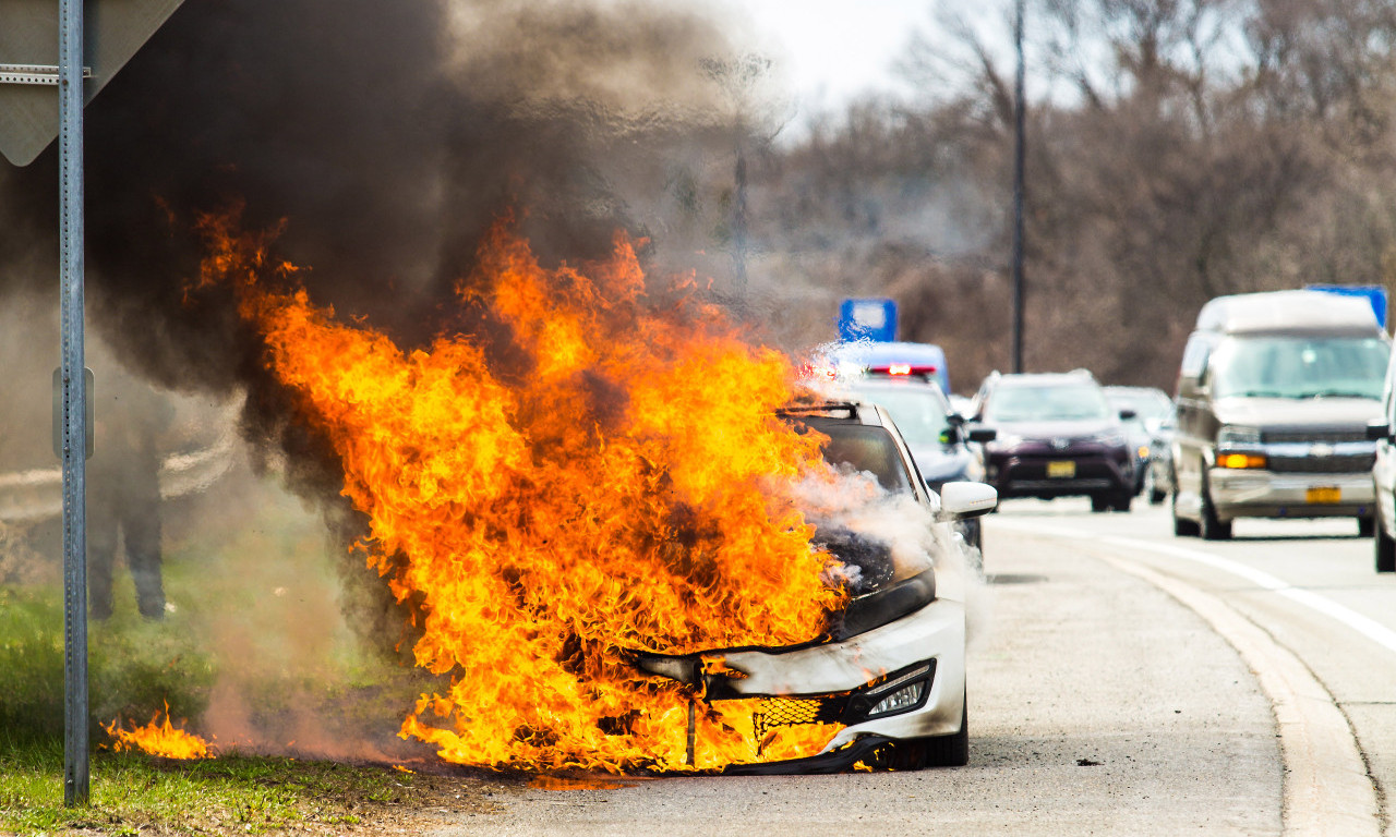 BUKTINJA GUTALA AUTOMOBIL U POKRETU Veliki požar u Kragujevcu, prizor je zastrašujuć (VIDEO)