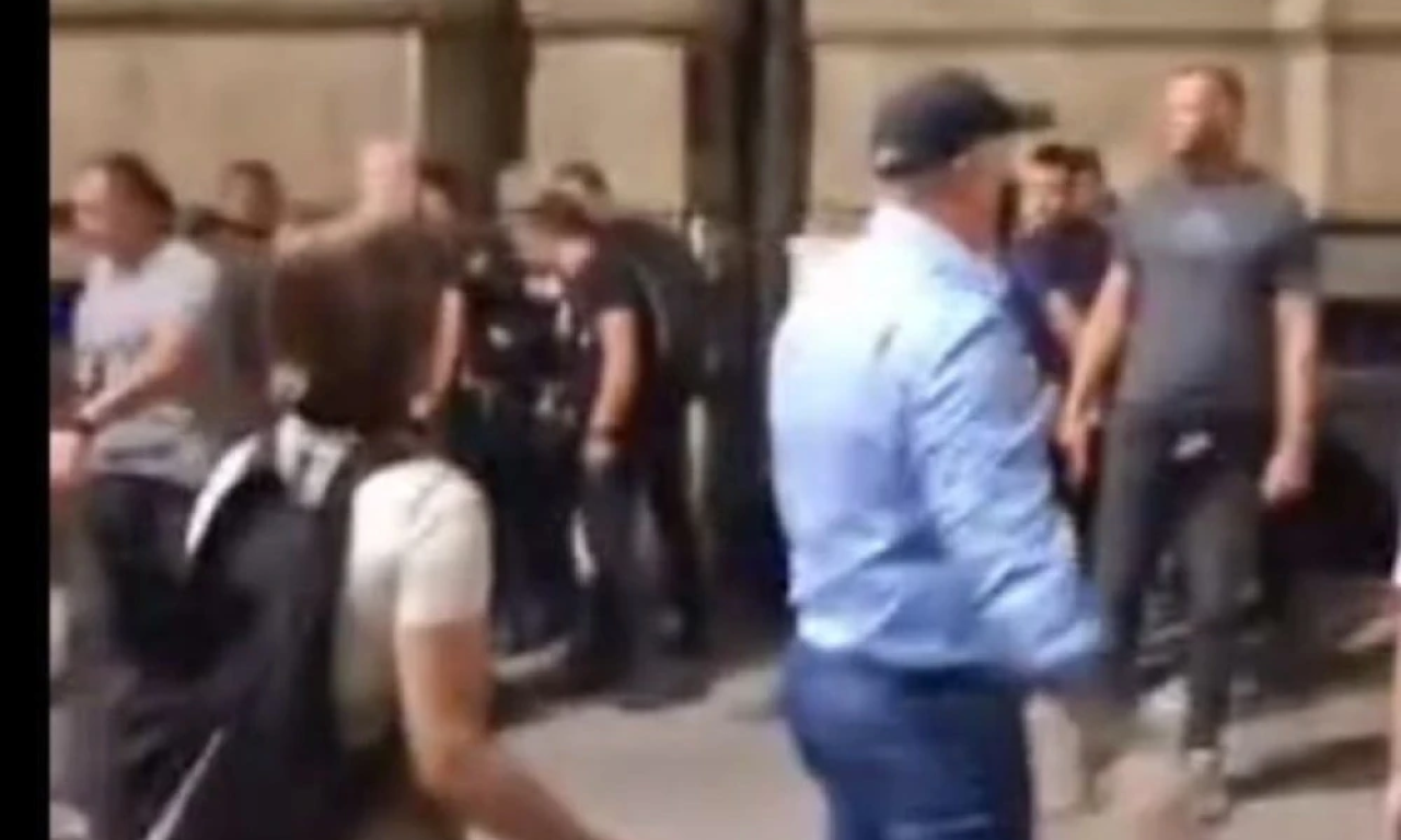SNIMCI ISPRED VLADE SRBIJE OTKRIVAJU ISTINU Evo kako su se ponašali učesnici protesta, nije bilo nasilja nad devojkom
