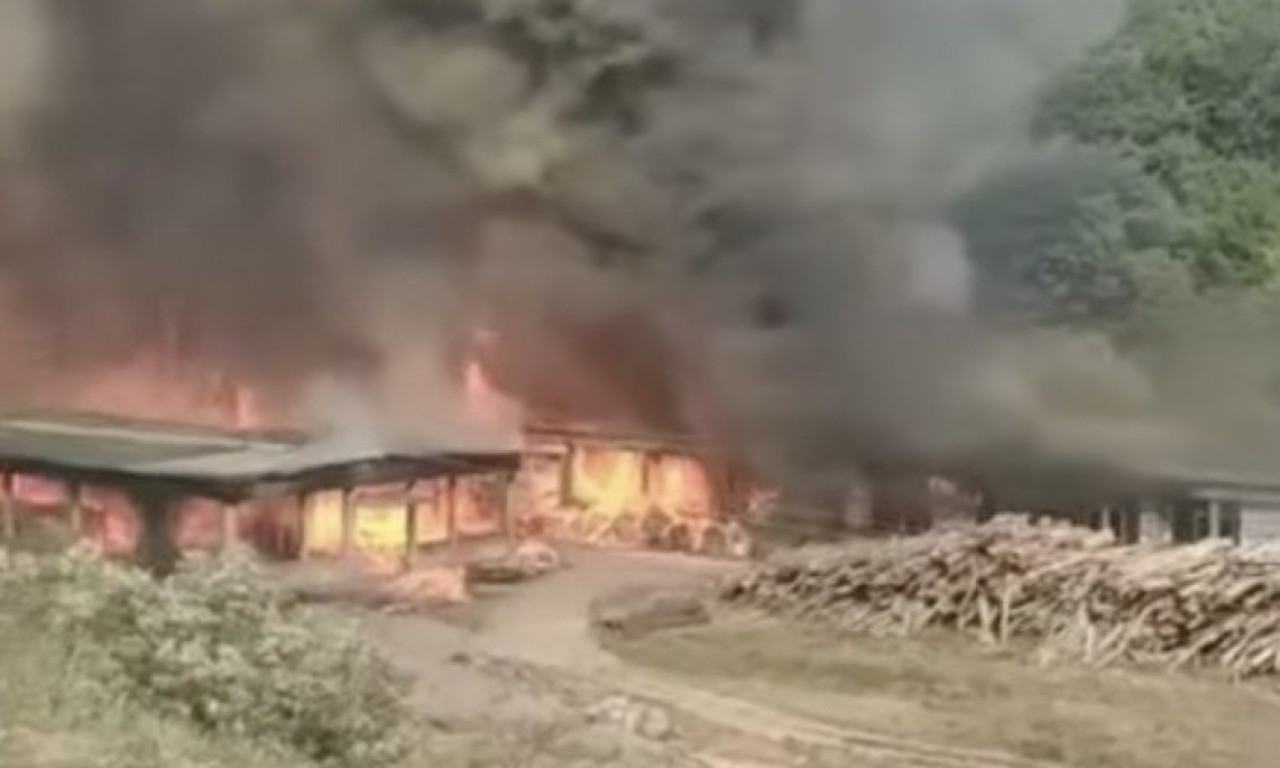 GORI ČUVENA FABRIKA NAMEŠTAJA U KURŠUMLIJI Vatra guta objekat, od dima se ne vidi prst pred okom (VIDEO)