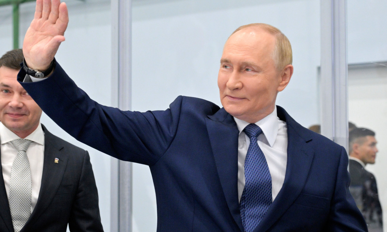PUTIN UŠAO U VAZDUŠNI PROSTOR SAD Kretanje njegovog aviona prati neverovatan broj ljudi