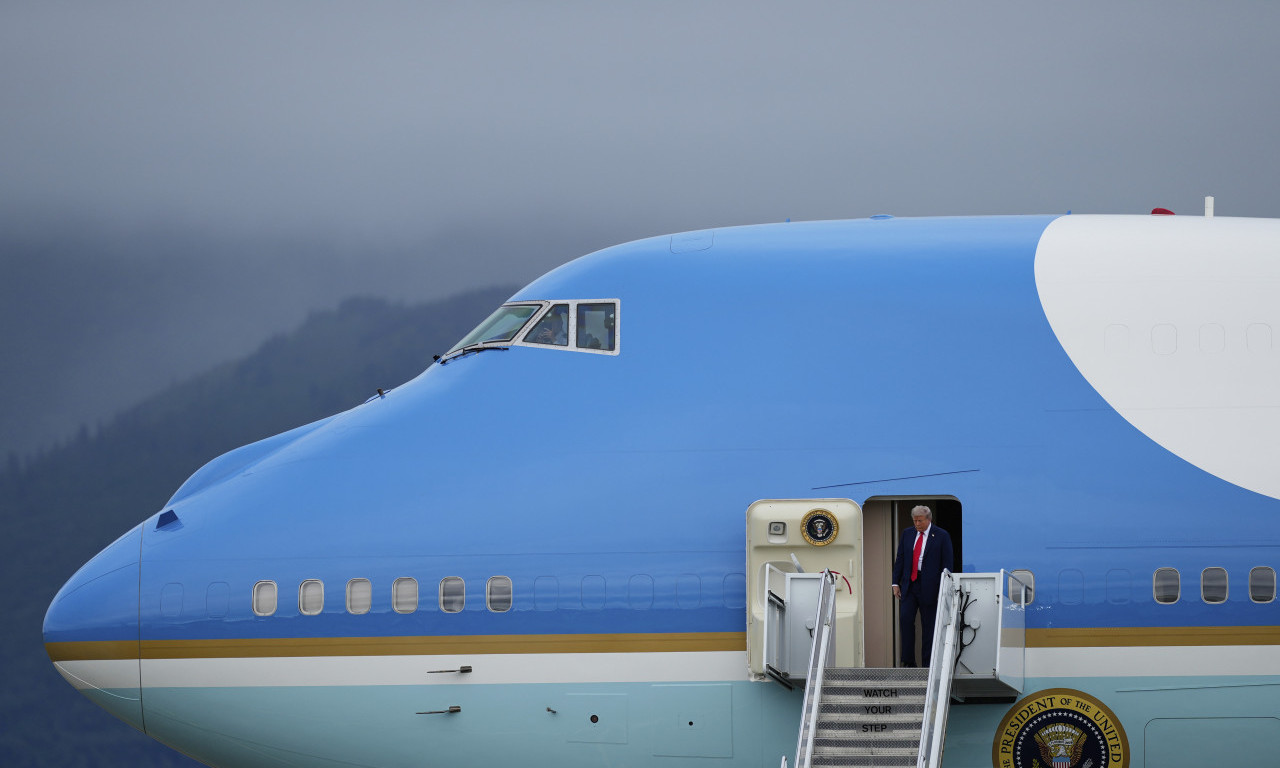 AVION DONALDA TRAMPA SLETEO NA ALJASKU Uskoro će se sastati sa predsednikom Rusije (FOTO)
