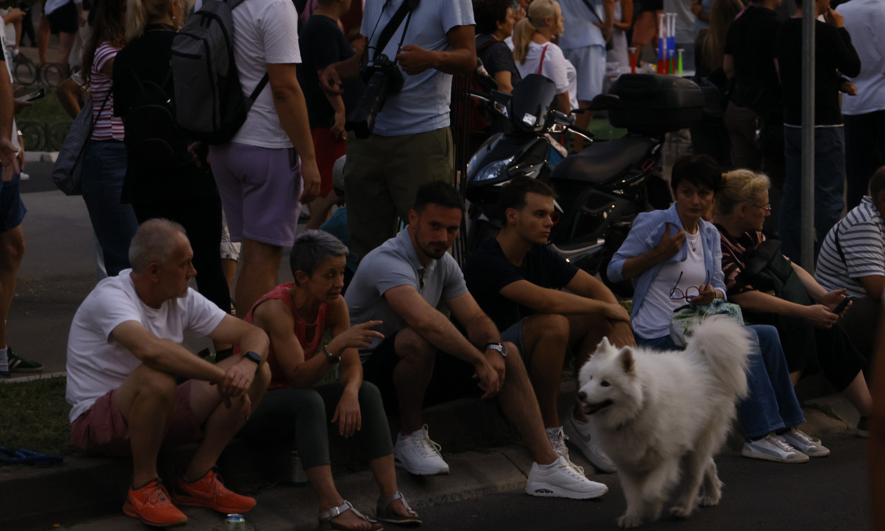BLOKADERI I TREĆI DAN NA ULICAMA U Beogradu se nalaze na više lokacija, okupljaju se i u Novom Sadu